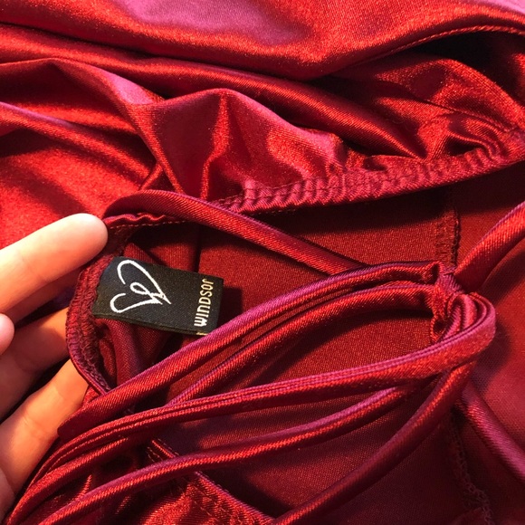 Backless short red Windsor dress - Picture 5 of 5